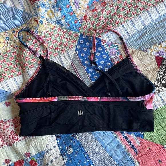 Colorful, springy lululemon sports bra! Fits a size medium, likely size 8/10 - Picture 2 of 7